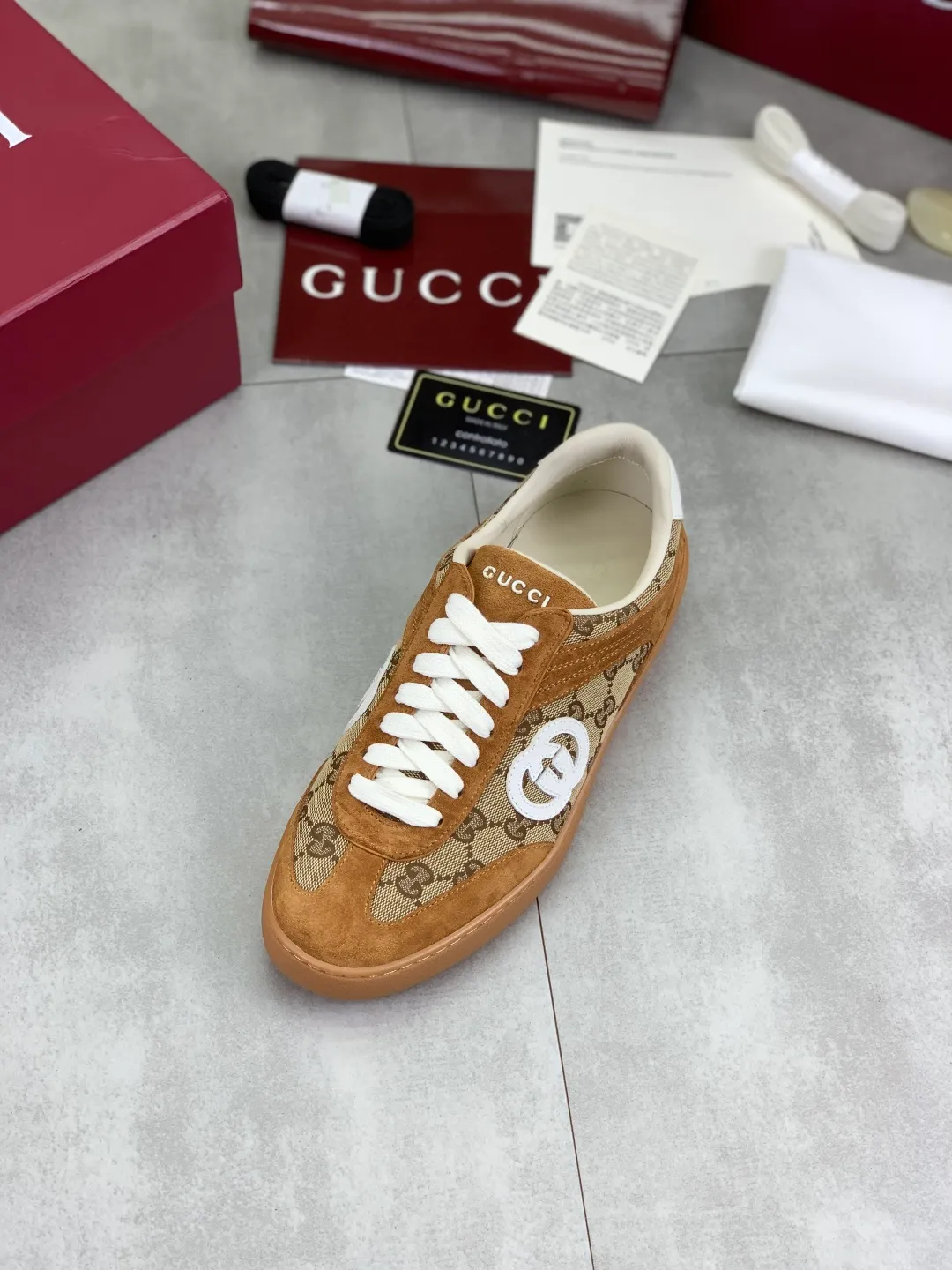 Men's shoes 💰P562 New GUCCI classic design moral training element catwalk model, matching version of top quality moral training shoes for men and women. Epoxy logo process is concave and convex, matching oil edge technology, punched cowhide cloth surface, suede cowhide surface splicing, breathable and not stuffy, the original overlasted shoe model is comfortable on the feet.  Fabric: Matched leather + cloth + mesh Lining: Water-dyed sheepskin Foot: Water-dyed sheepskin Outsole: Original molded TP matching environmentally friendly material Packaging: Top counter full set of packaging Female 35-42 (Female 41.42. Customized) Male 39-46 (46 customized)